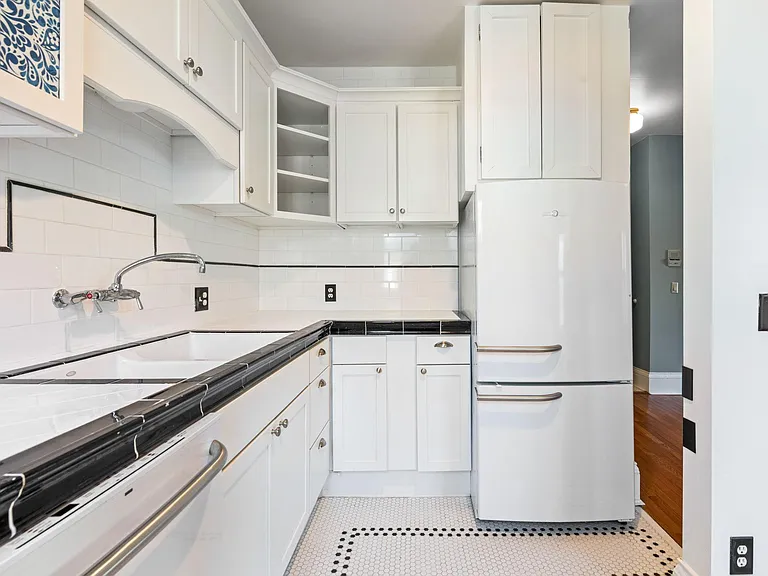 385 Laurel Ave — Photo 6