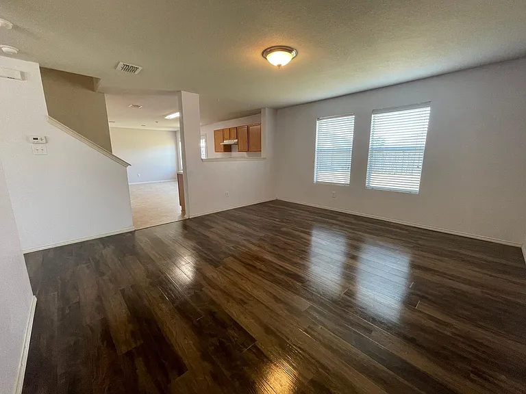 2801 Mockingbird St — Photo 4