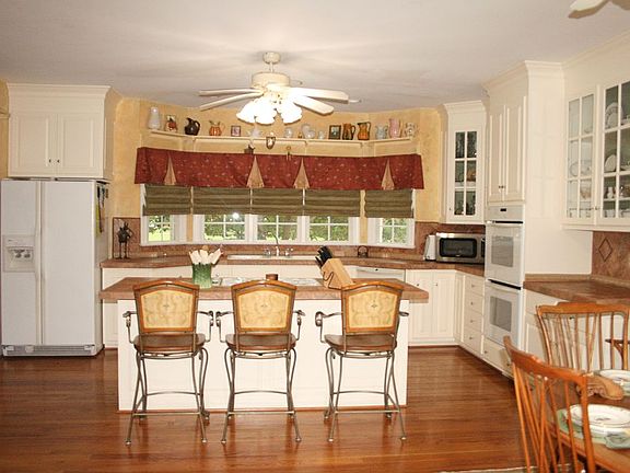 Kitchen w/ island lg pantry