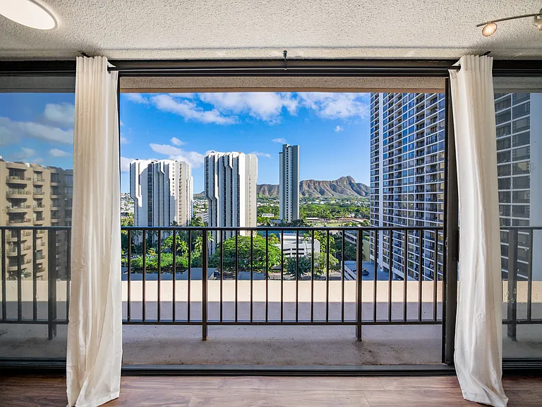 250 Ohua Ave #Penthouse I — Photo 2