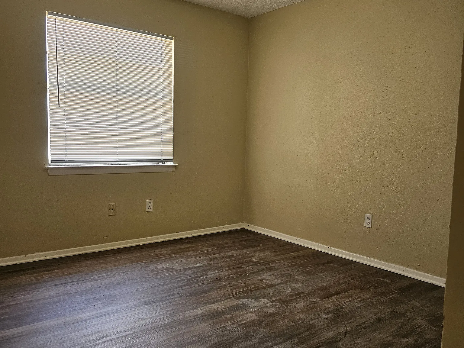 4 bed, 1491 sqft, $1,999 — Photo 3