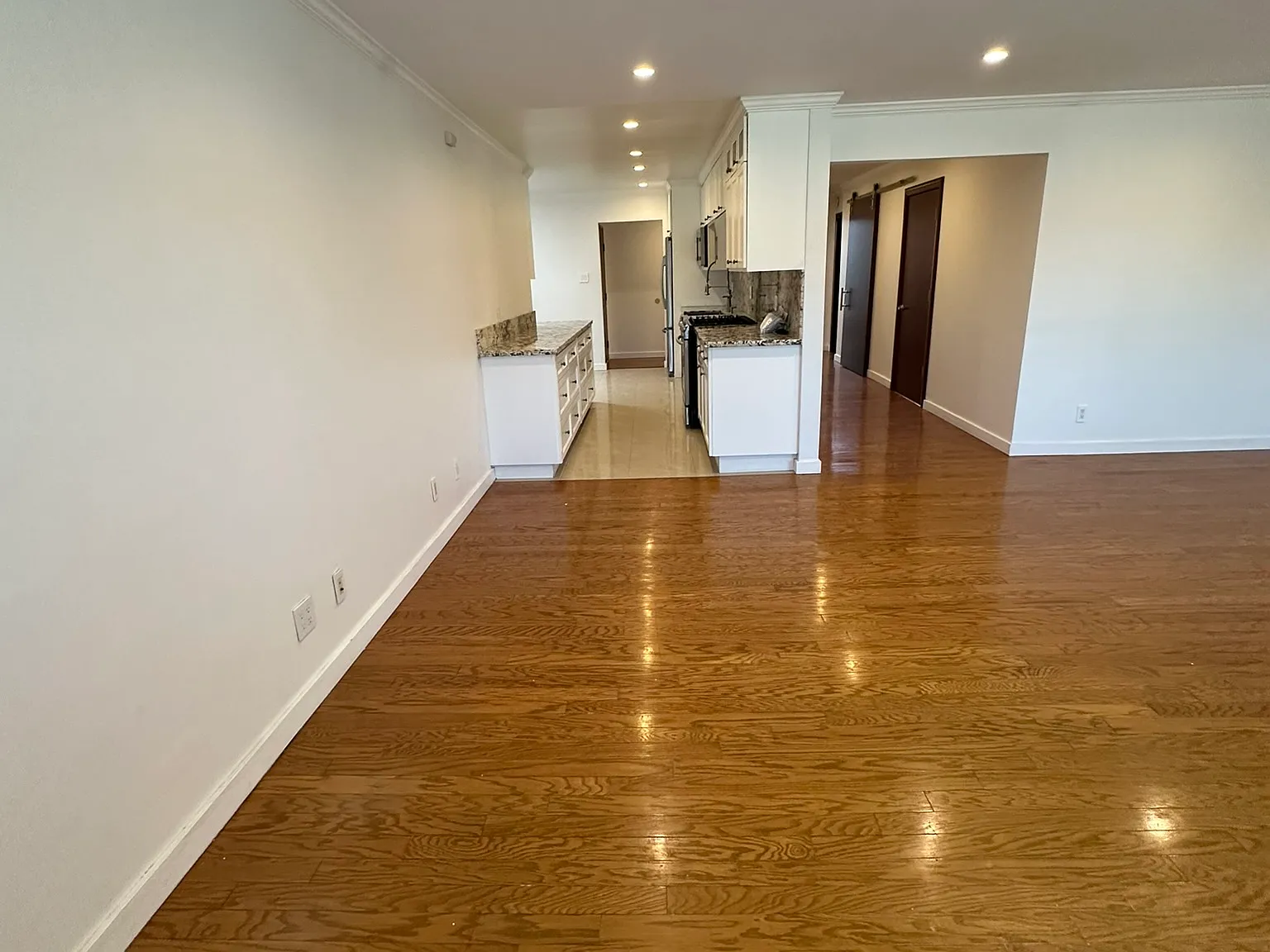 3 bed, 2.5 bath, 1951 sqft, $4,700 — Photo 2