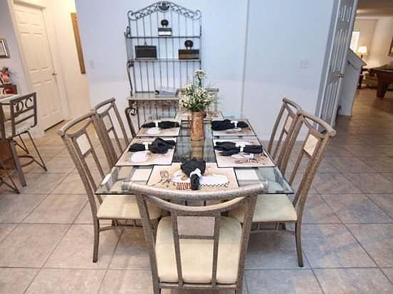 SL5P16833SVD-Dining-Area