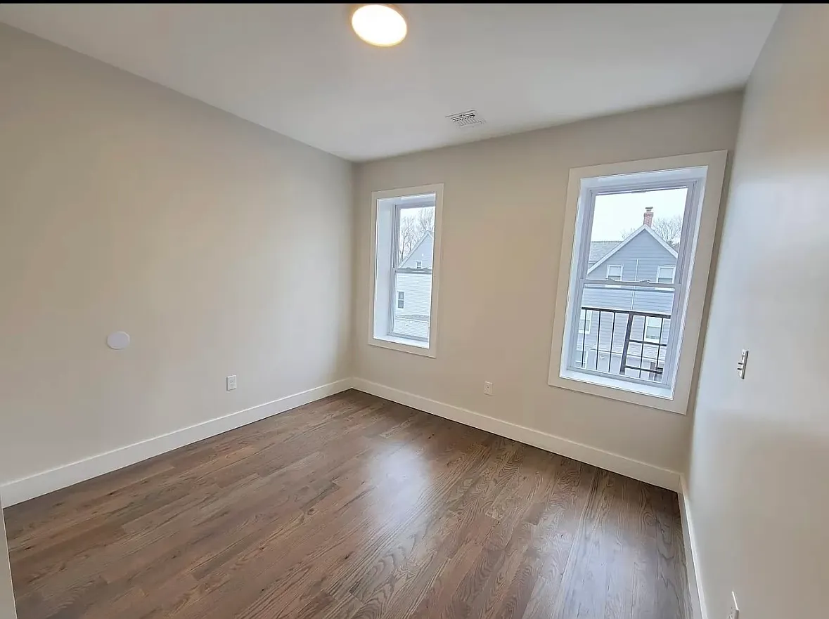 3 bed, 1000 sqft, $2,050 — Photo 3
