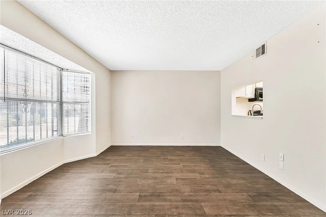 2 bed, 1.5 bath, 1102 sqft, $1,300 — Photo 4