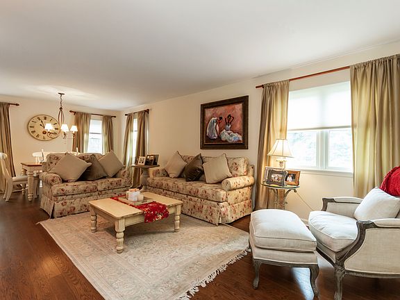 03_29OldMillRd_165_LivingRoom_HiRes.jpg