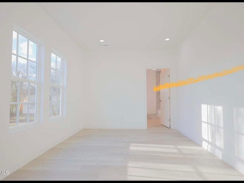 1st image of 2833 E 5th Ave