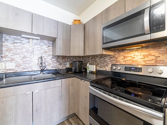 4th image of 1079 Millpond Rd Unit E