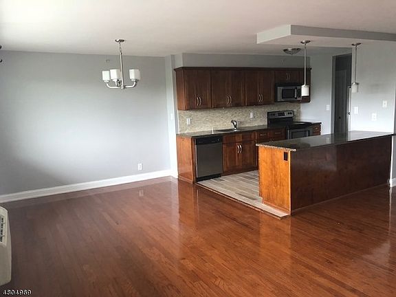 3rd image of 60 Parkway Dr E APT 6F