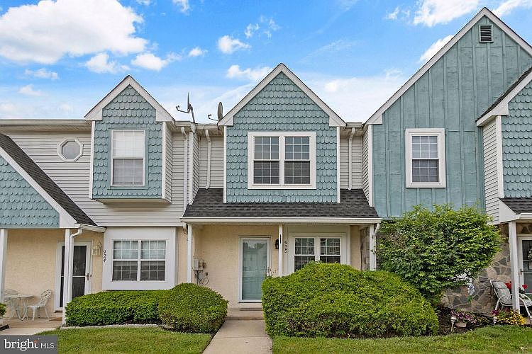 1st image of 925 Woodstock Ct #925