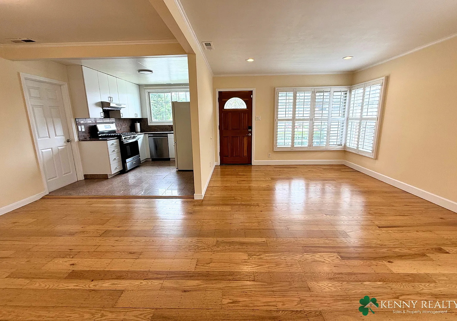 Spacious Brentwood Home with Detached Bonus Room & Solarium — Photo 3