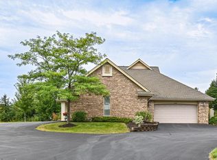 8495 S Deerwood Ln, Franklin, WI 53132
