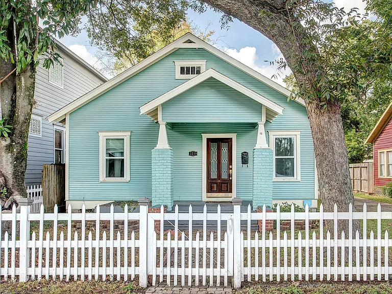 2219 Singleton St — Photo 1
