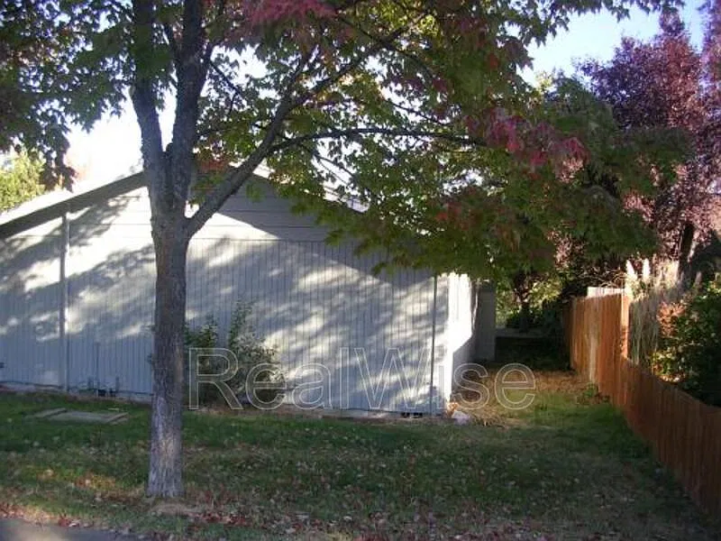 3 bed, 2.0 bath, 1152 sqft, $2,295 — Photo 2