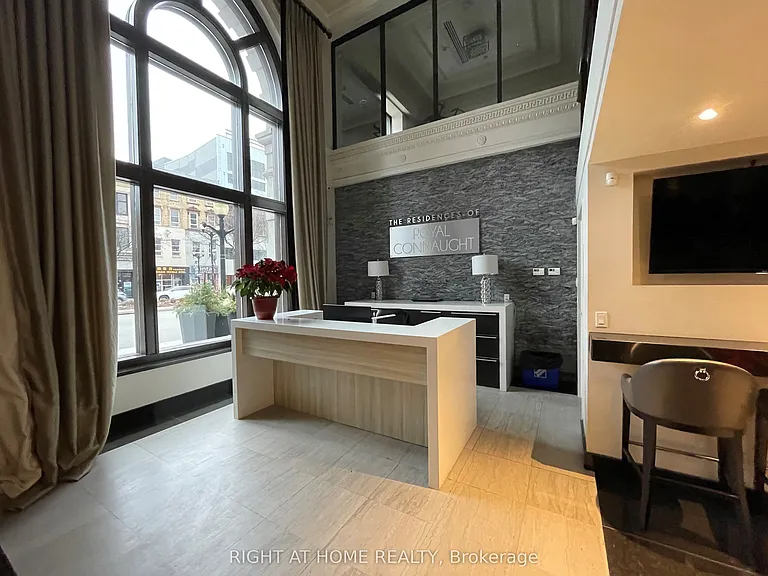 118 King St E #1015 — Photo 4