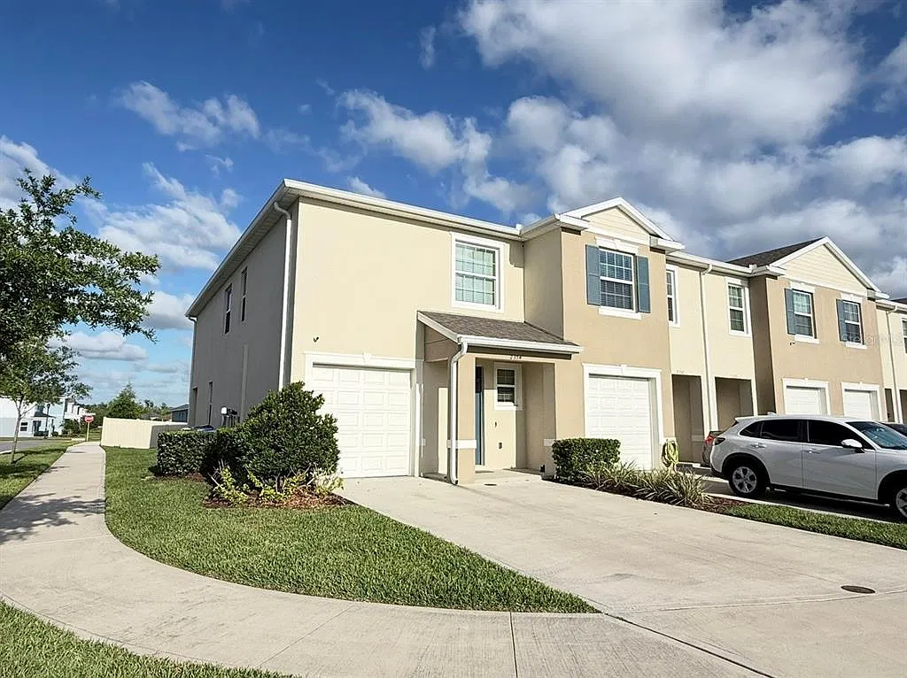 3 bed, 2.5 bath, 1740 sqft, $2,150 — Photo 2