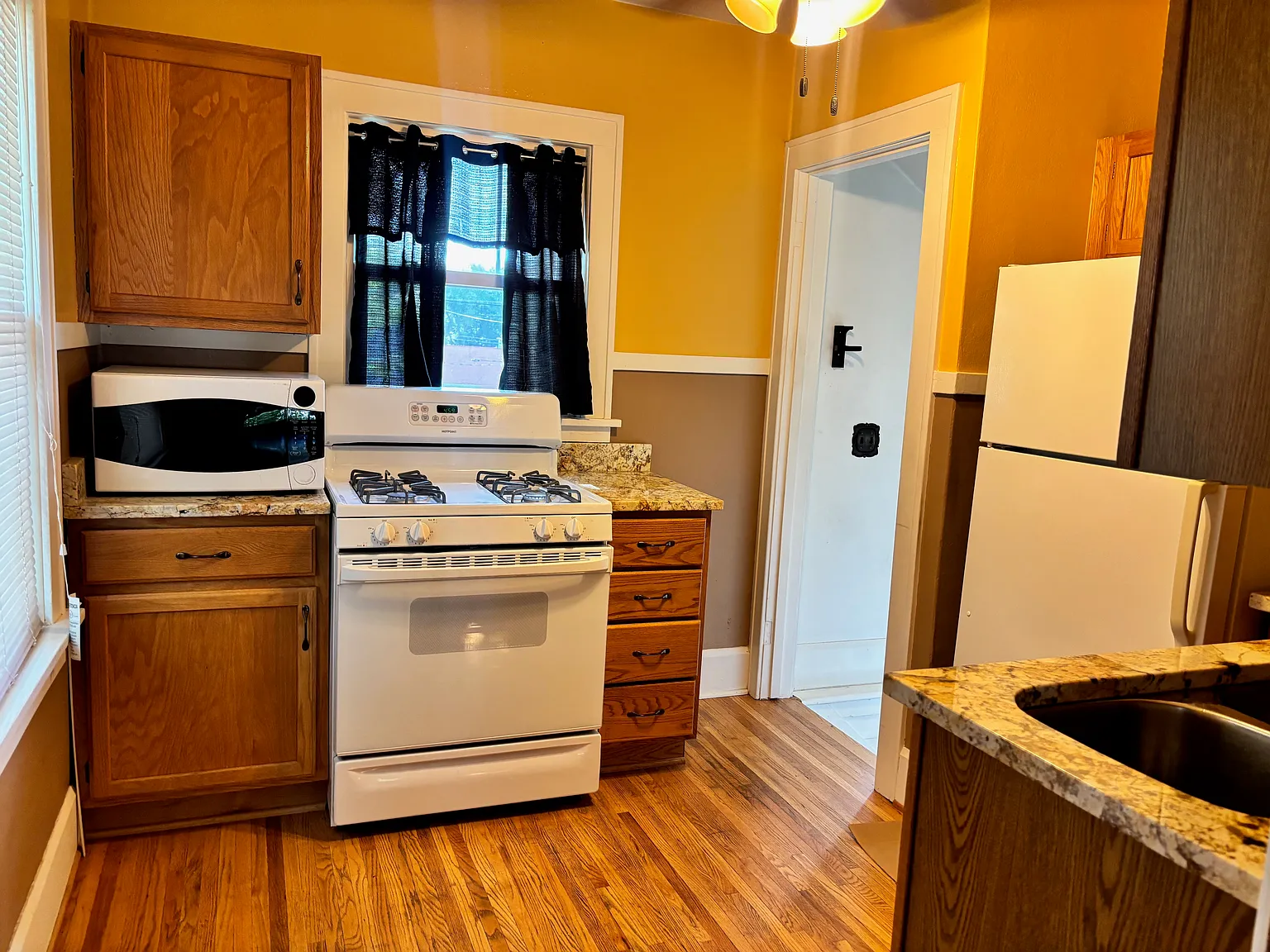 3 bed, 1900 sqft, $1,975 — Photo 4