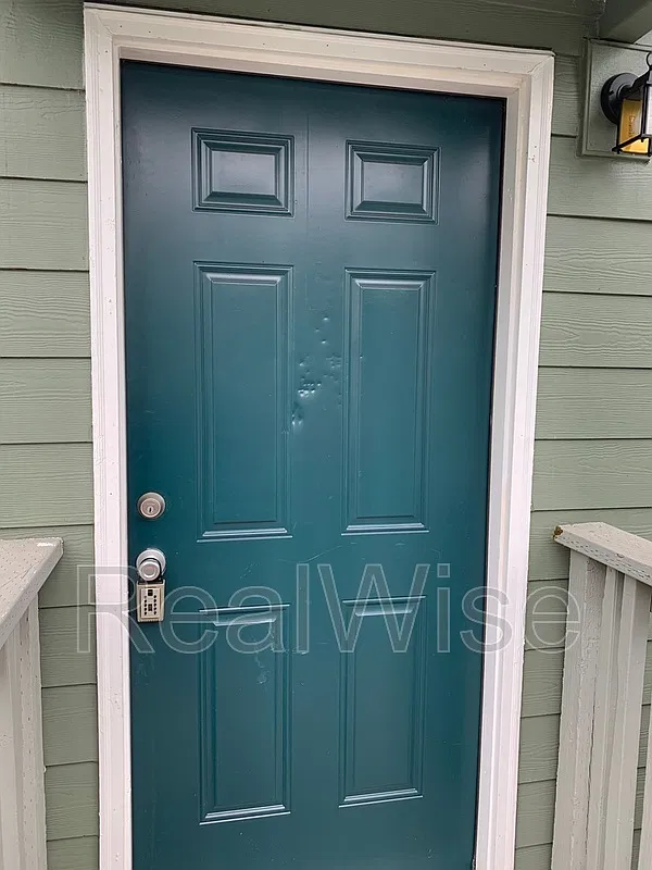 8415 N Fessenden St — Photo 2
