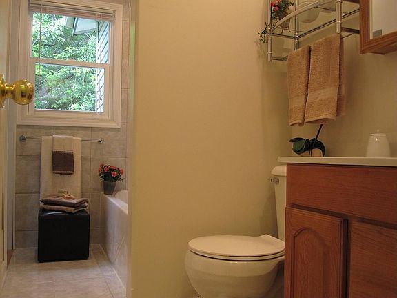 3rd image of 708 Bellevue Blvd S