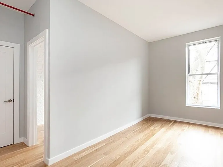 524 Putnam Ave #1R — Photo 1