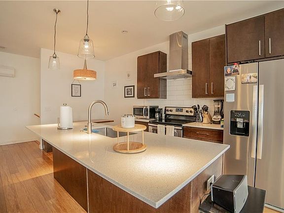 4th image of 460 W Prairie St