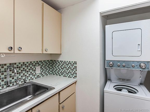 3rd image of 1008 Jefferson Ave APT 304