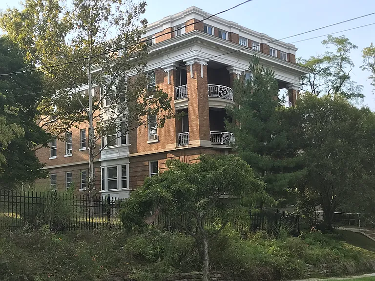 This stately building boasts 6, 2 bedroom apartments and is located in the sought after Clifton gaslight neighborhood.