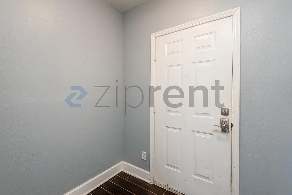 Entry - 211 Countryside Key Blvd