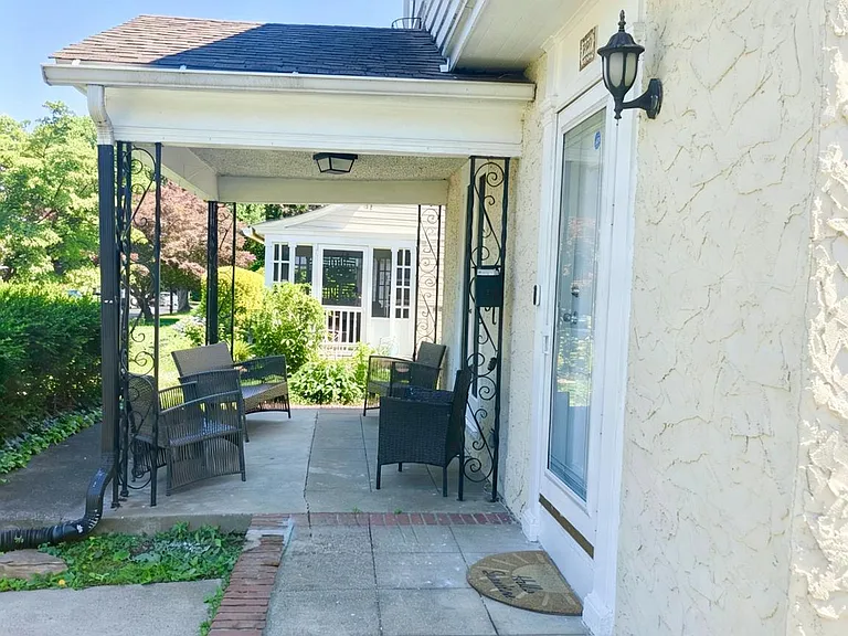 222 Rock Glen Rd — Photo 2