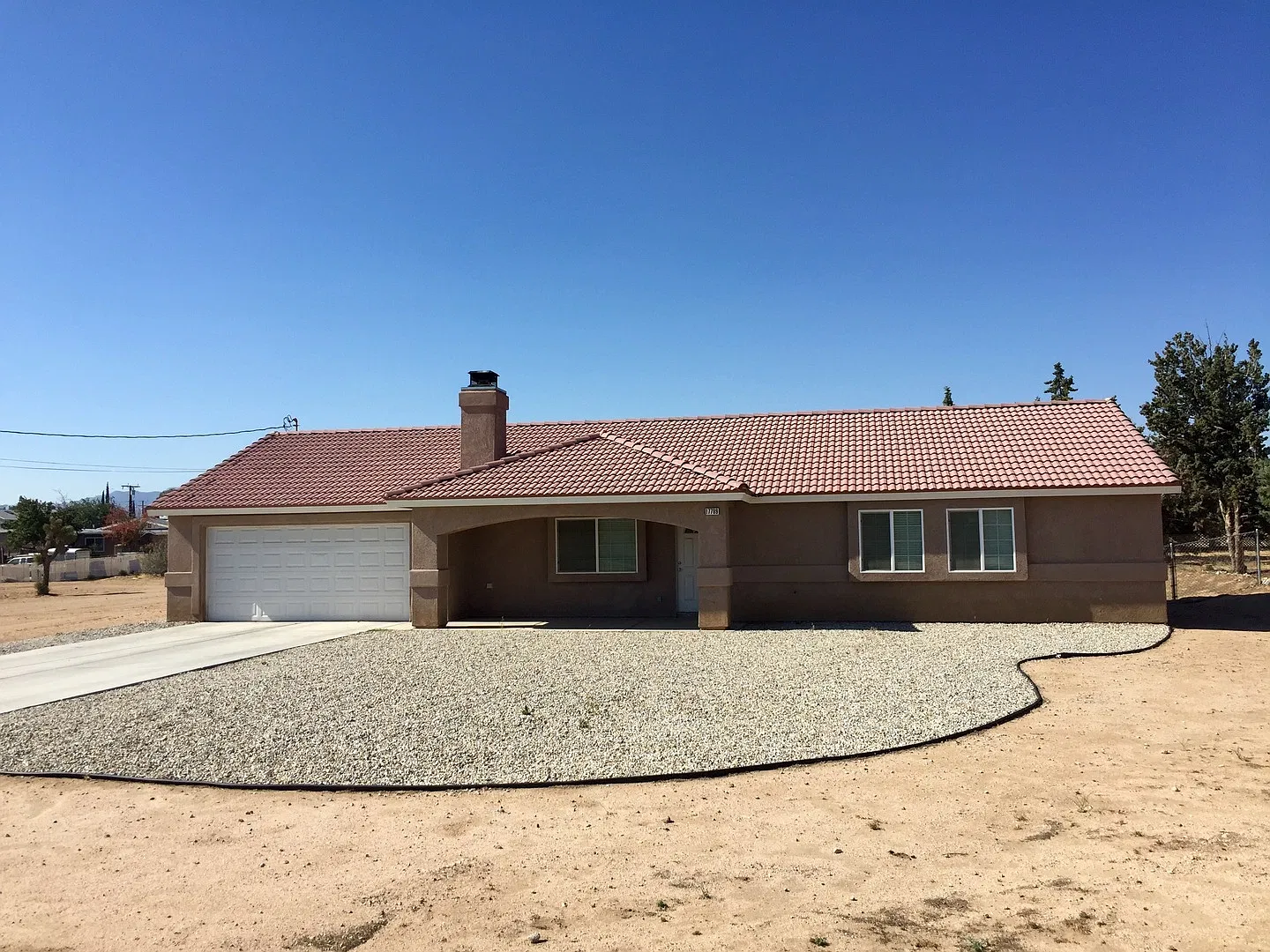 Spacious 3 Bedroom Plus Bonus Room In Hesperia!! — Photo 2
