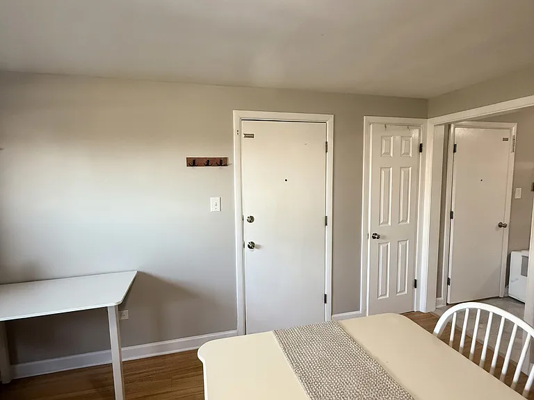 933 College Ave #B — Photo 4