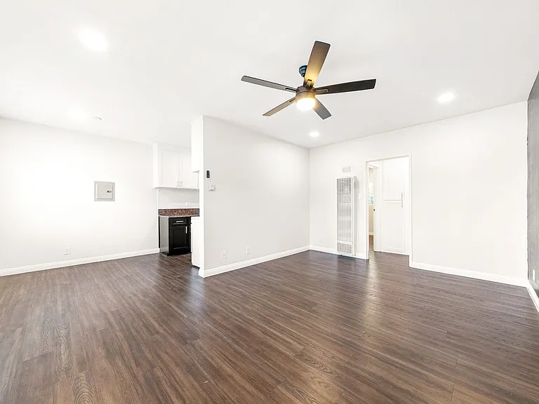 710 W 27th Street — Photo 2