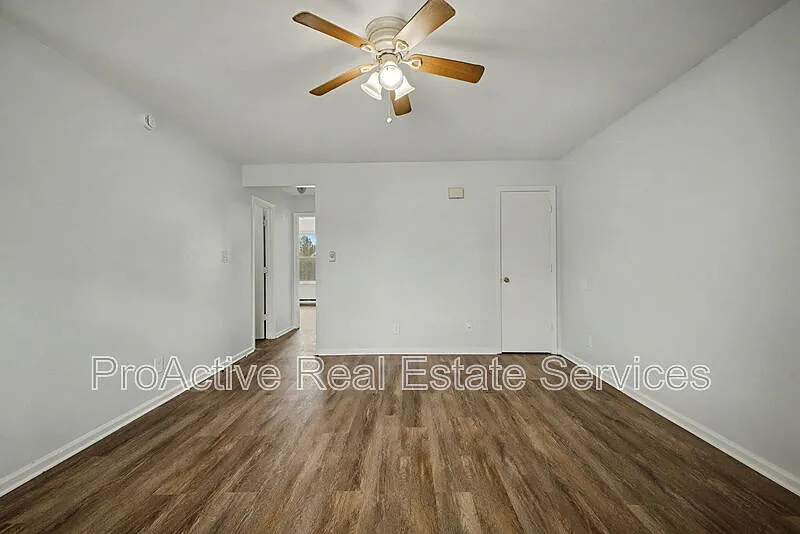 2 bed, 1.0 bath, 819 sqft, $1,350 — Photo 3