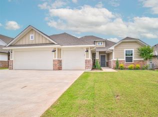 2425 Creekside Cir, Moore, OK 73160