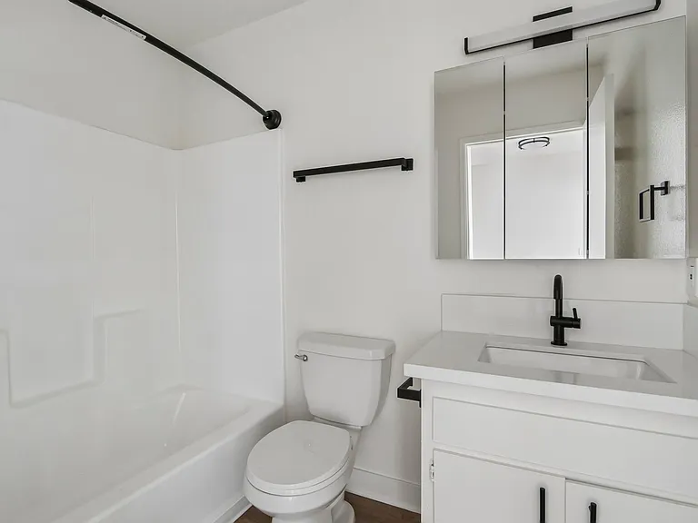558 N Kenmore Ave #204 — Photo 8