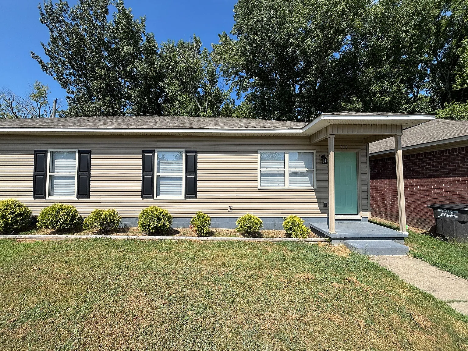 913 Ruth Ann Dr — Photo 1