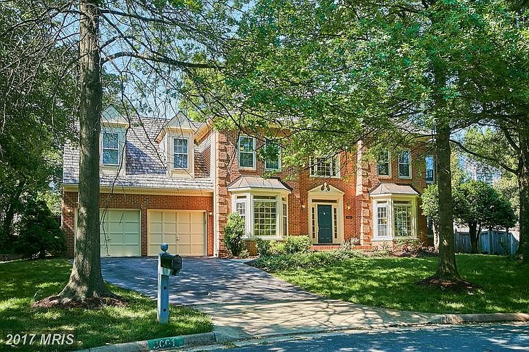 Beautiful colonial located on quiet cul de sac