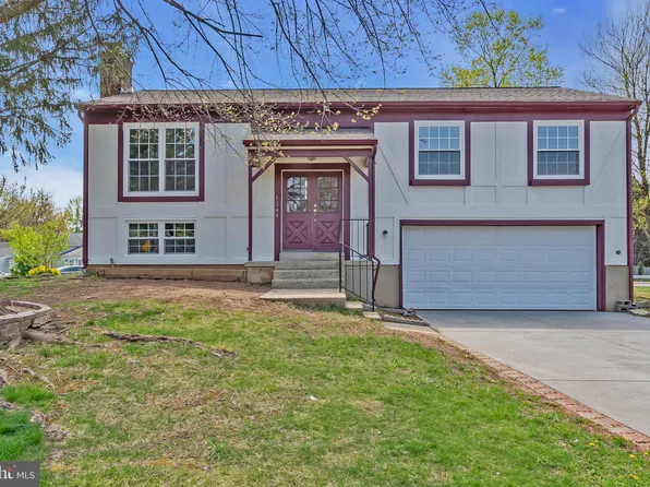 1243 Summerfield Dr, Herndon, VA 20170