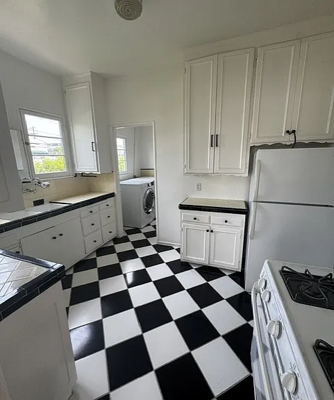 8123 Blackburn Ave #8125-1/2 — Photo 7