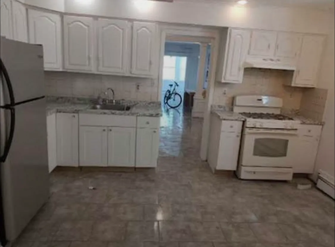 4 bed, 1610 sqft, $2,400 — Photo 2