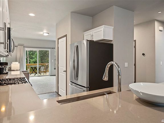 5th image of 109 7th St Unit A