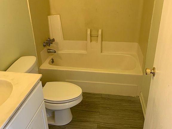 5th image of 104 Sheila Ct
