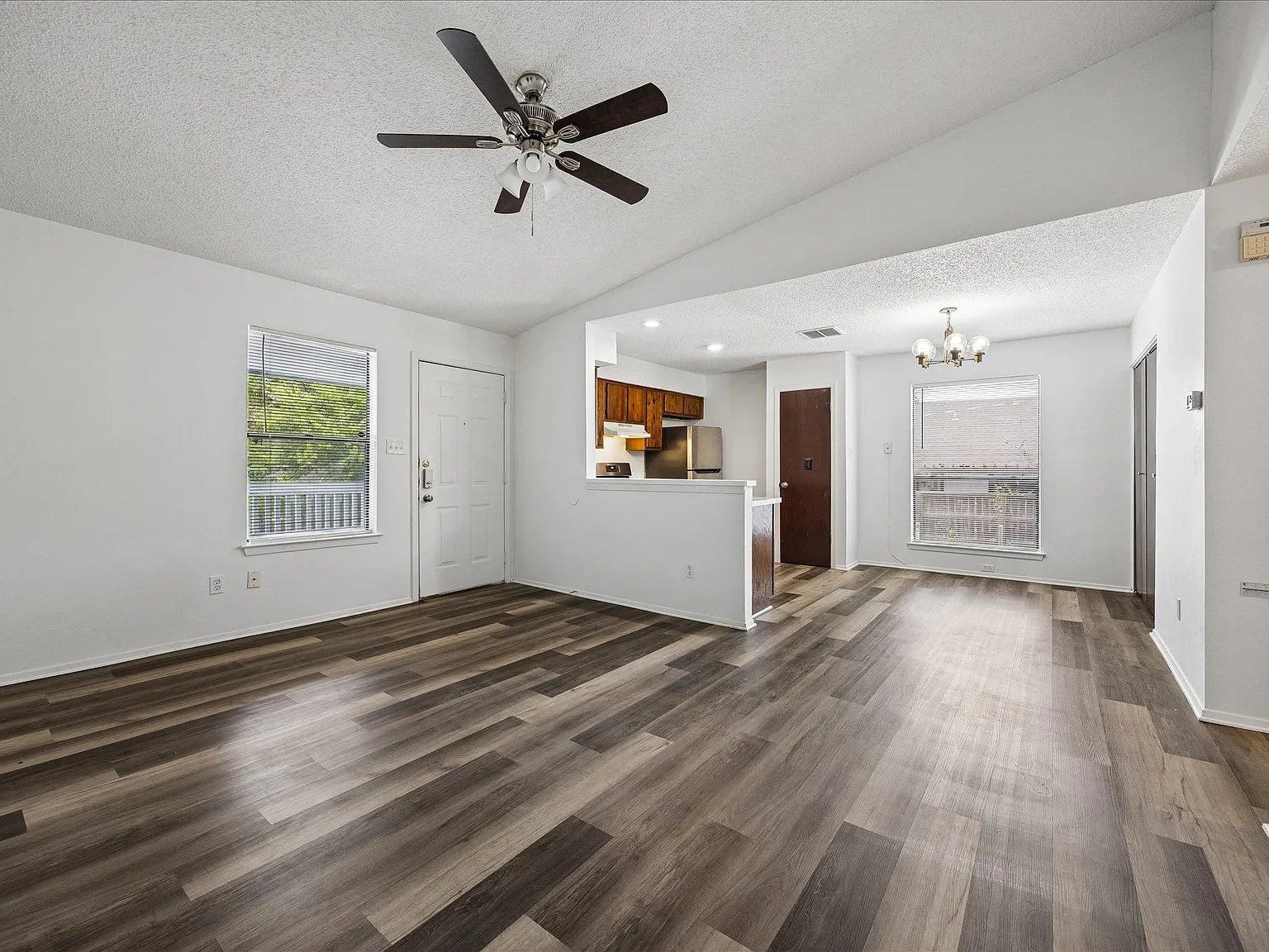 2 bed, 1.0 bath, 828 sqft, $950 — Photo 2