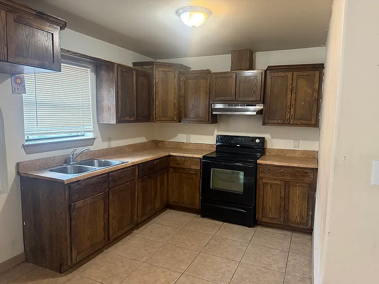 215 W Sprague St #2 — Photo 5