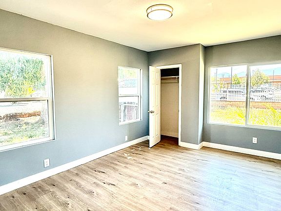 4th image of 825 W 10th St