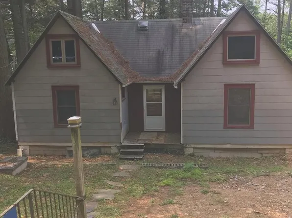 130 W Lake Dr, Pine Grove, PA 17963