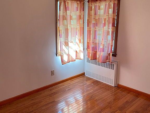 4th image of 28 Zwicky Ave