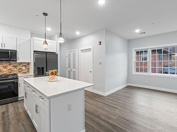 5th image of 627 Bloomfield Ave #B