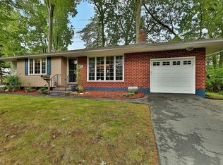 17 Woodridge Dr, Garnerville, NY 10923