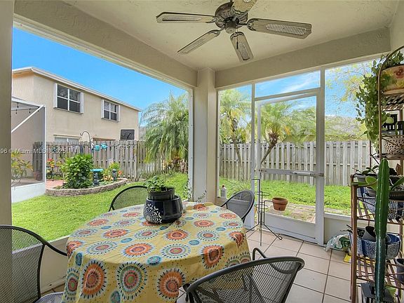 5th image of 303 E Riverbend Dr